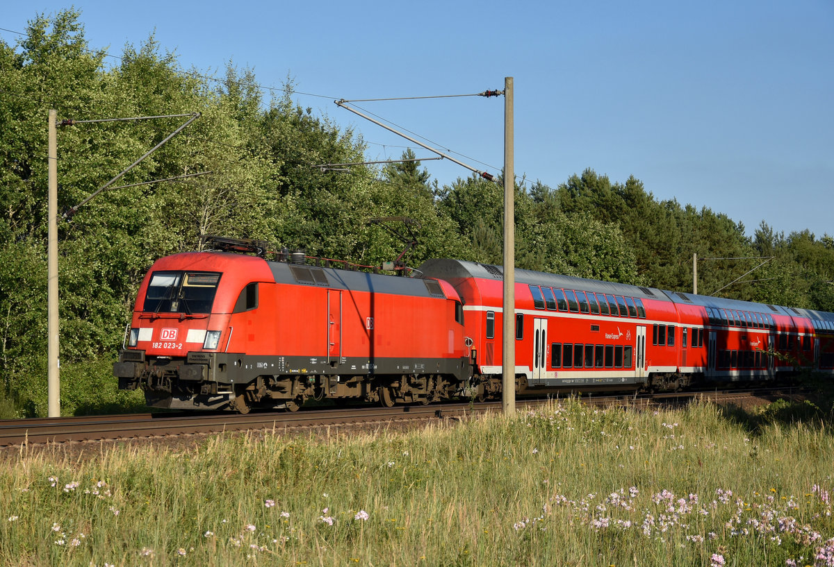 RE1 des Hanse-Express mit der 182 023-2 in Front, kommend aus Richtung Schwerin. 3km östlich von Büchen, 23.07.2018