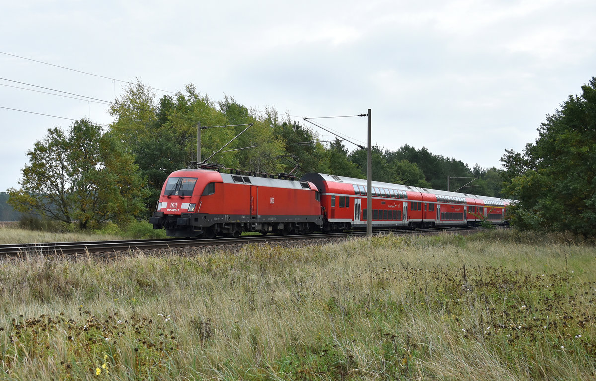 RE1 des Hanse-Express mit der 182 025-7 in Front, kommend aus dem Hagenower Land. 3km östlich von Büchen, 23.09.2018.