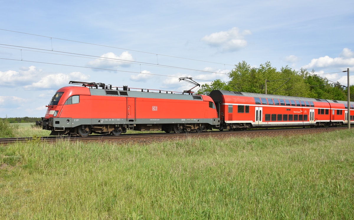 RE1 des Hanse-Express mit der 182 012-5 in Front, kurz vor der Einfahrt am Bahnhof Büchen. 3km östlich von Büchen, 23.05.2019