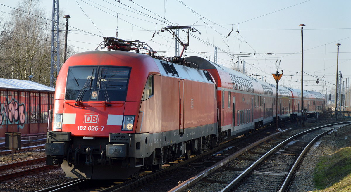 RE1 mit 182 025-7 Richtung Frankfurt/Oder am 08.02.18 Berlin-Hirschgarten.