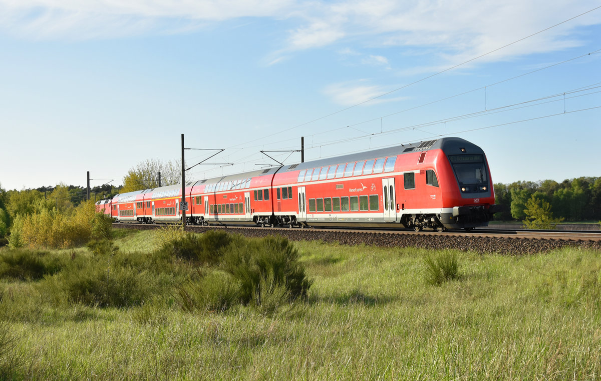 RE1 nach der Abfahrt vom Bahnhof Büchen, unterwegs in Richtung Schwerin. Schiebelok war die 120 201-9. 3km östlich von Büchen, 04.05.2018.