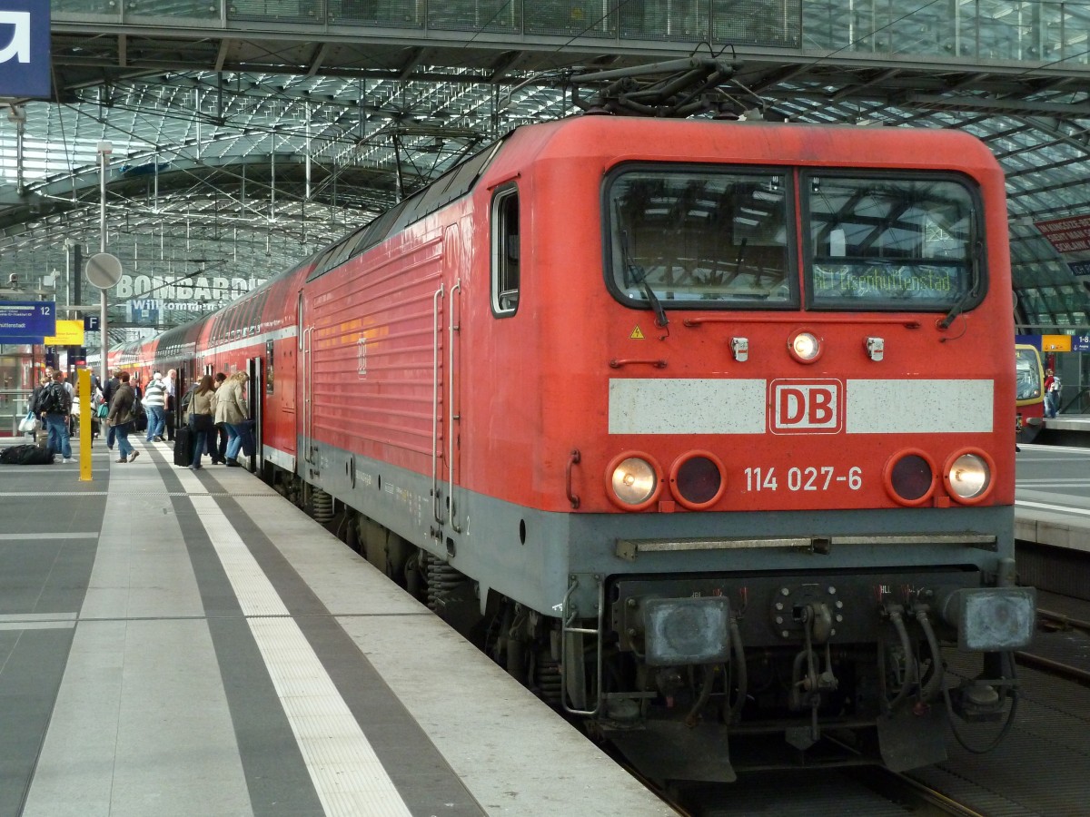 RE1 nach Eisenhüttenstadt bespannt mit 114 027-6 auf Gleis 12 am 03.09.2010 in Berlin Hbf.