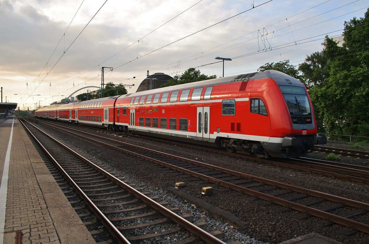 RE1 (RE10111)  Nordrhein-Westfalen-Express  von Aachen Hauptbahnhof nach Hamm(Westf) fährt am 4.7.2017 in Köln Messe/Deutz ein. Zuglok war 146 264.