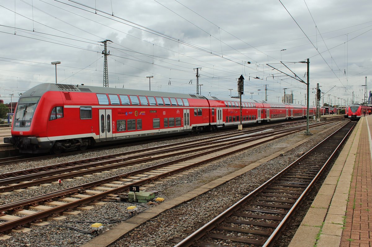 RE1 (RE10123)  Nordrhein-Westfalen-Express  von Aachen Hauptbahnhof nach Hamm(Westf) fährt am 18.8.2017 in den Dortmunder Hauptbahnhof ein. Zuglok war 146 267.