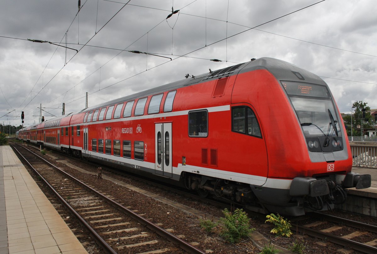 RE1 (RE18115) von Magdeburg Hauptbahnhof nach Frankfurt(Oder) verlässt am 1.8.2016 geführt von der Cottbuser 182 002 den Magdeburger Hauptbahnhof.