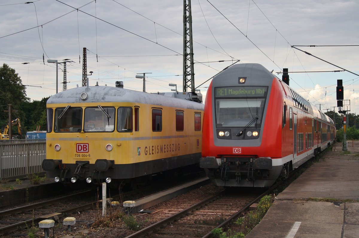 RE1 (RE18124) von Frankfurt(Oder) nach Magdeburg Hauptbahnhof mit 182 001 trifft am 1.8.2016 in Magdeburg auf 726 004-5 mit 725 004-6.