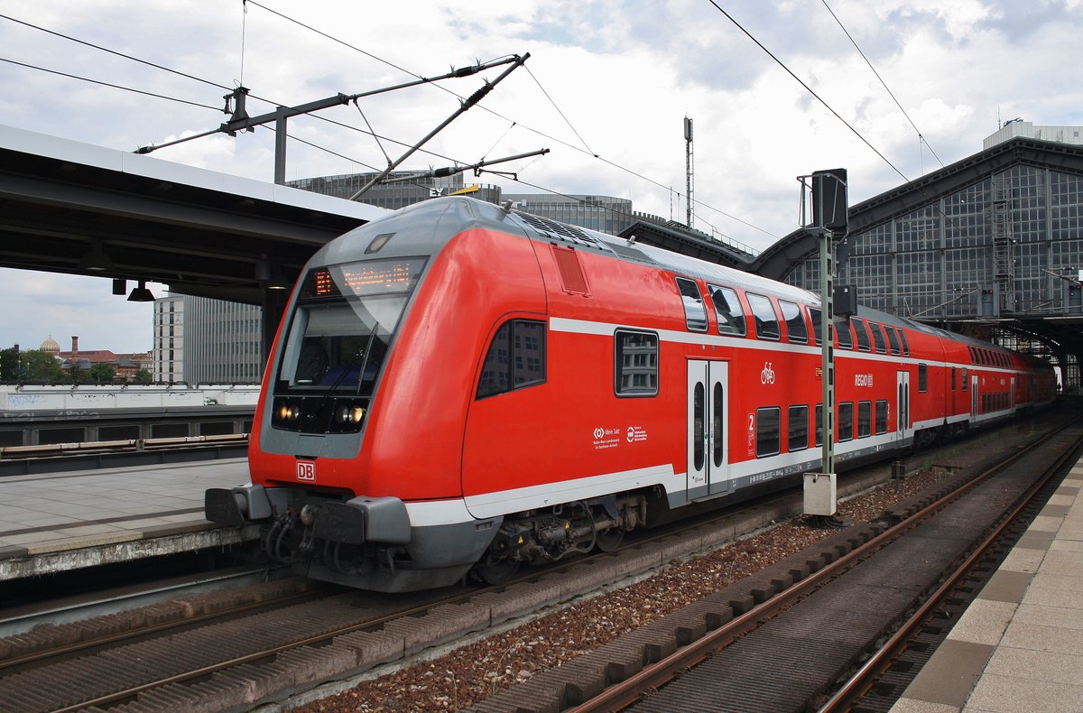 RE1 (RE18126) von Berlin Ostbahnhof nach Magdeburg Hauptbahnhof fährt am 31.7.2016 in Berlin Friedrichstraße ein. Schublok war die Cottbuser 182 013. 