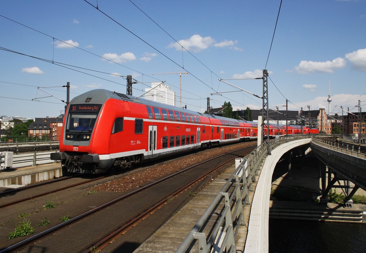 RE1 (RE18146) auf dem Weg von Frankfurt(Oder) nach Brandenburg Hauptbahnhof fährt am 13.5.2016 in Berlin Hauptbahnhof ein. Schublok war die Cottbuser 182 011.