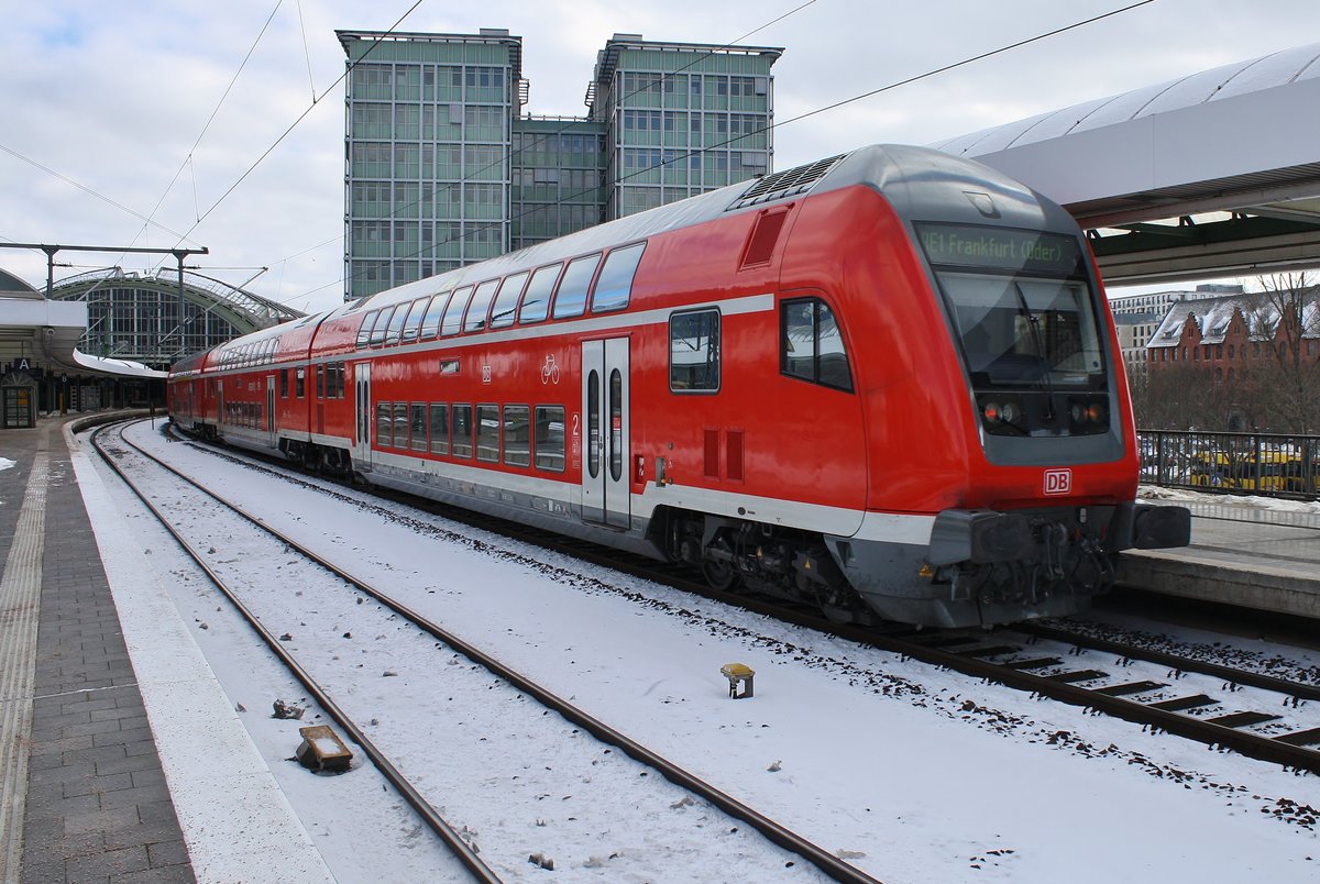 RE1 (RE3115) von Magdeburg Hauptbahnhof nach Frankfurt(Oder) erreicht am 13.02.2021 den Berliner Ostbahnhof.