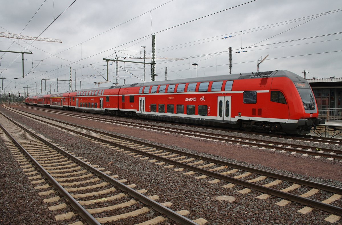 RE1 (RE3116) von Frankfurt(Oder) nach Magdeburg Hauptbahnhof erreicht am 7.4.2017 den Endbahnhof. Schublok war 182 008.