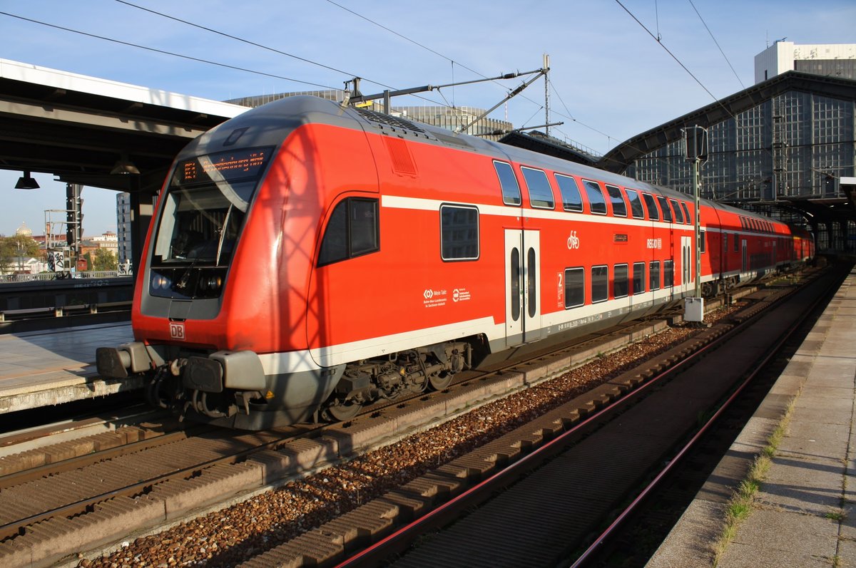 RE1 (RE3122) von Frankfurt(Oder) nach Brandenburg Hauptbahnhof fährt am 31.10.2019 in Berlin Friedrichstraße ein. Schublok war 182 005.