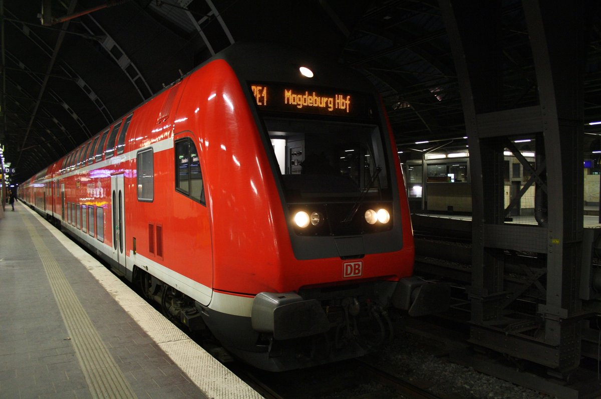 RE1 (RE3130) von Berlin Ostbahnhof nach Magdeburg Hauptbahnhof steht am Abend des 11.2.2017 im Berliner Ostbahnhof bereit. Schublok war 182 002.