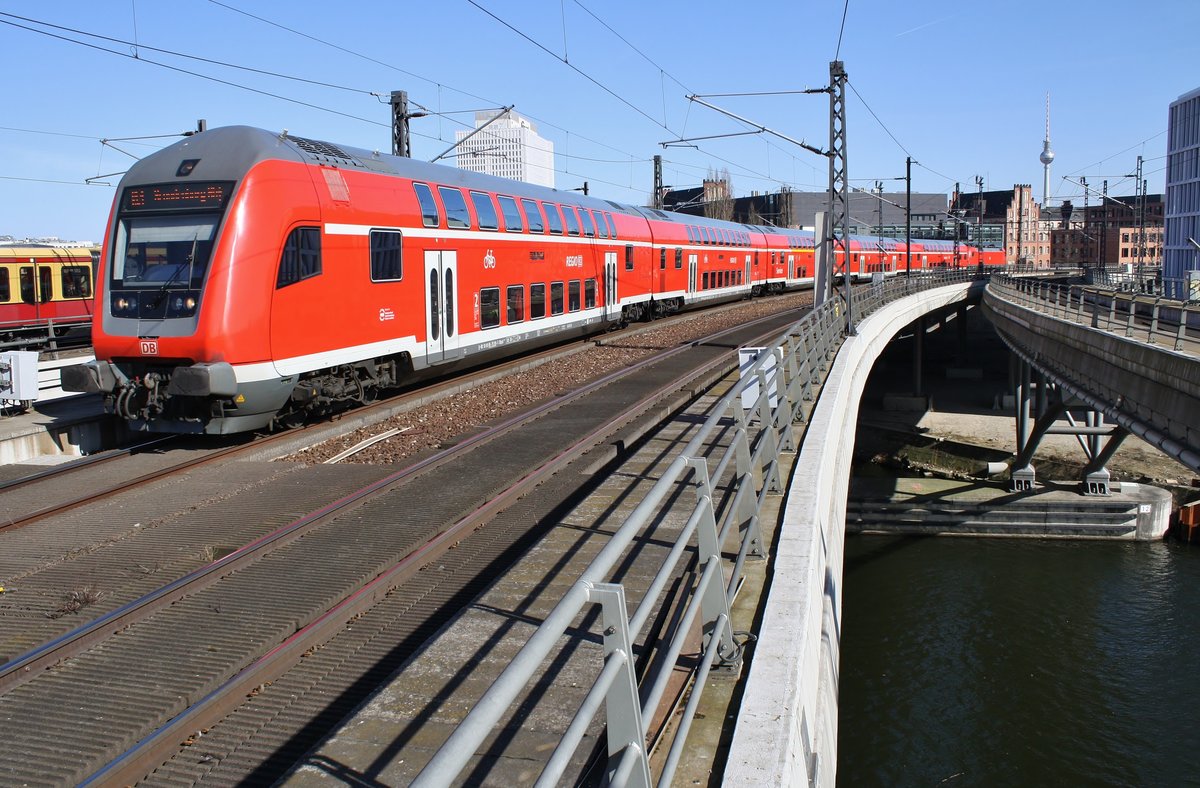 RE1 (RE3176) von Frankfurt(Oder) nach Brandenburg Hauptbahnhof erreicht am 18.3.2018 den Berliner Hauptbahnhof. Schublok war 182 003. 