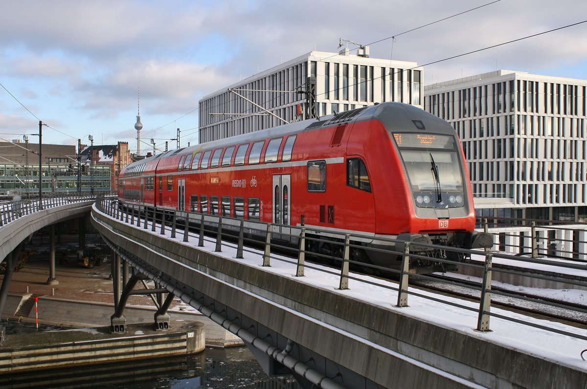 RE1 (RE3185) von Brandenburg Hauptbahnhof nach Frankfurt(Oder) verlässt am 13.02.2021 den Berliner Hauptbahnhof. 