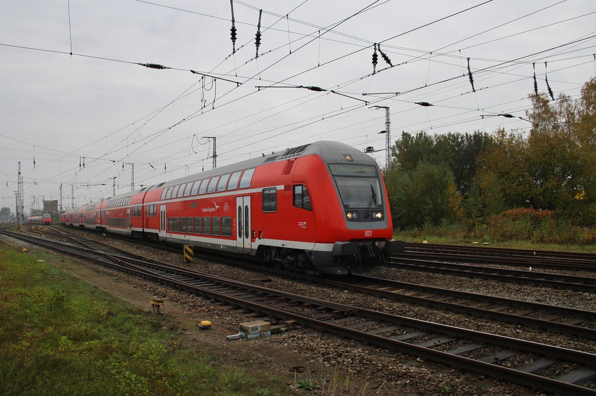 RE1 (RE4307)  Hanse-Express  aus Hamburg Hauptbahnhof erreicht am 23.10.2016 geschoben von 120 201-9 den Rostocker Hauptbahnhof.