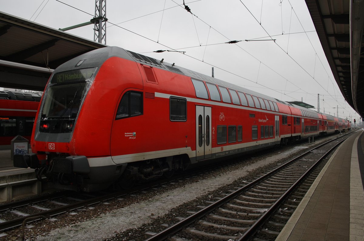 RE1 (RE4310)  Hanse-Express  von Rostock Hauptbahnhof nach Hamburg Hauptbahnhof steht am 7.1.2017 im Rostocker Hauptbahnhof. Zuglok war 120 204-3.