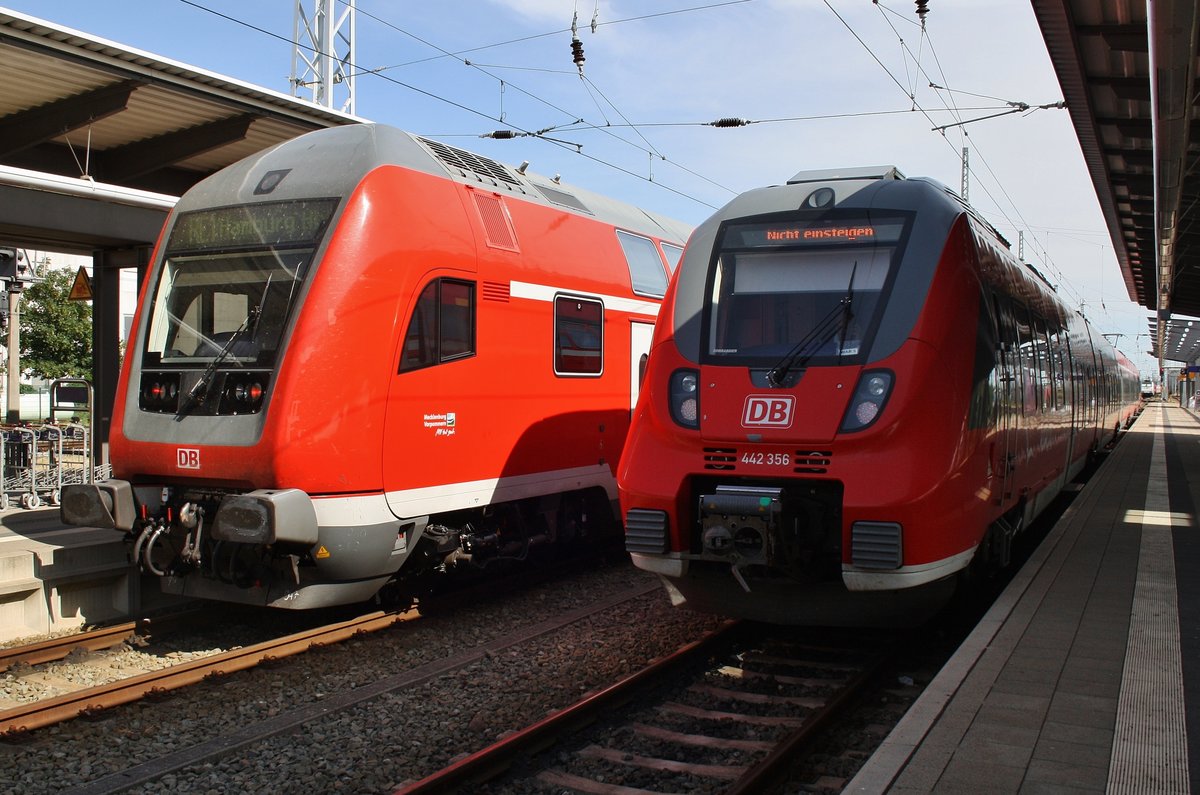 RE1 (RE4312)  Hanse-Express  mit 112 103 von Rostock Hauptbahnhof nach Hamburg Hauptbahnhof und 442 356-2 als S2 von Güstrow nach Rostock Hauptbahnhof stehen am 22.7.2016 gemeinsam in Rostock.