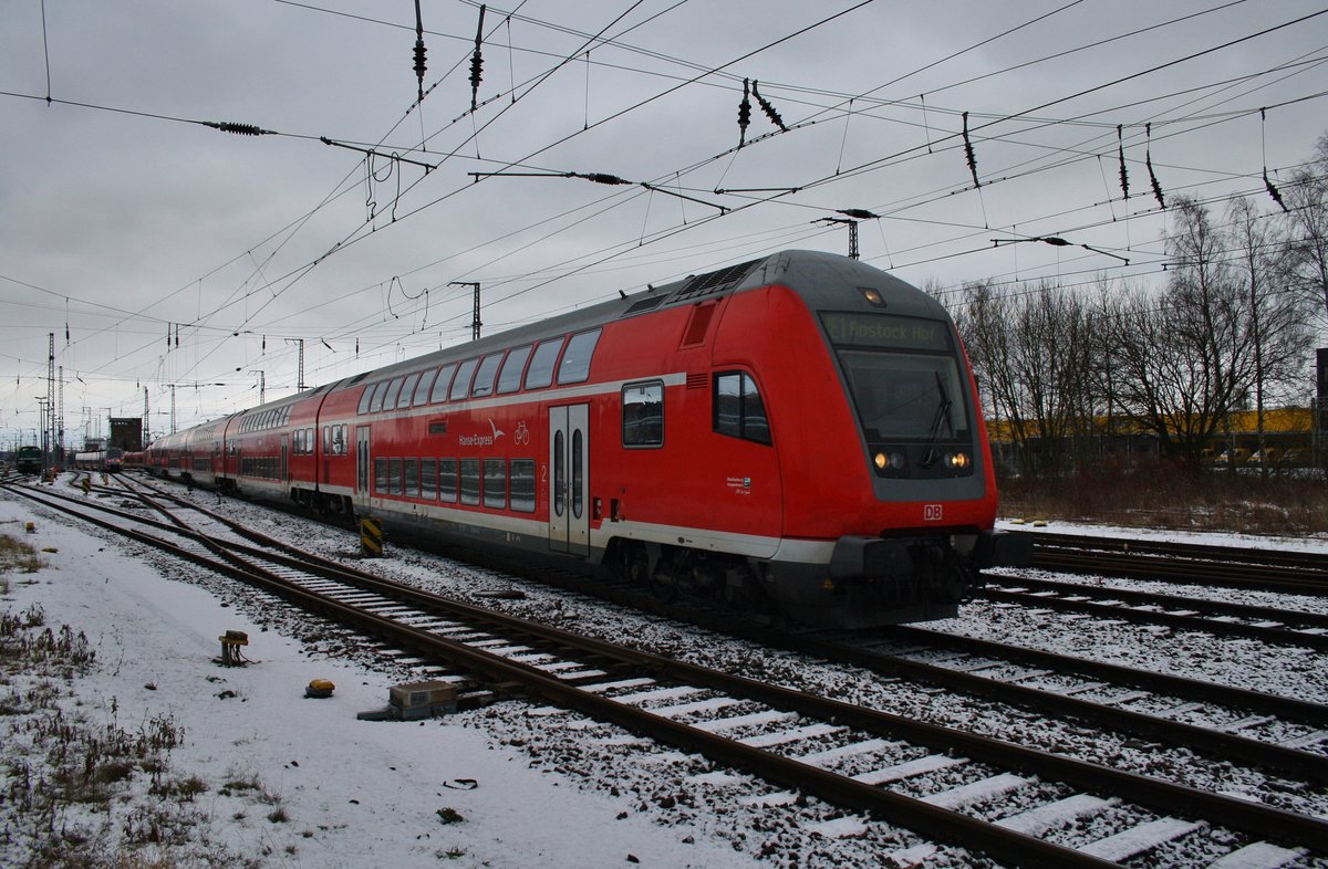 RE1 (RE92307)  Hanse-Express  erreicht am 15.1.2017 von Blankenberg(Meckl) den Rostocker Hauptbahnhof. Schublok war 182 007.