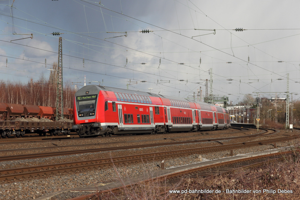 RE1 in Richtung Aachen Hbf in Bochum Ehrenfeld, 16. Februar 2014