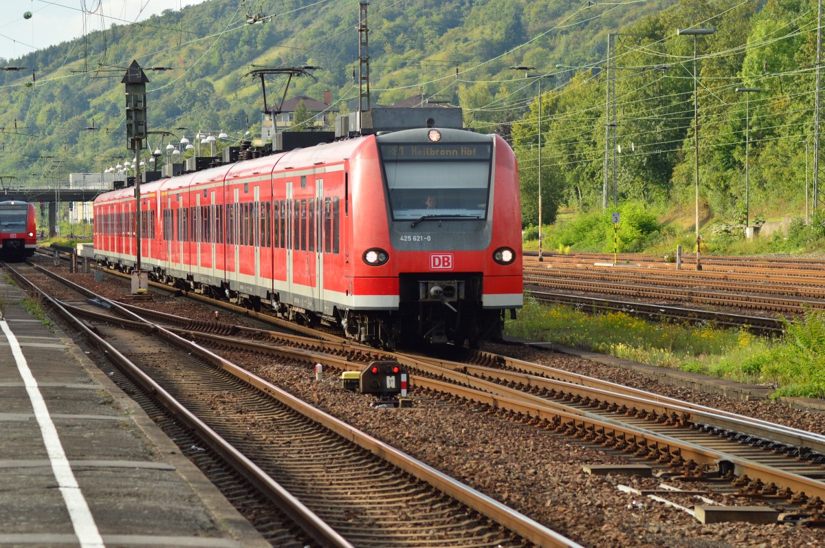 RE1 verl�sst den Bahnhof Mosbach Neckarelz in Richtung Heilbronn, am Abend des 20.8.2014