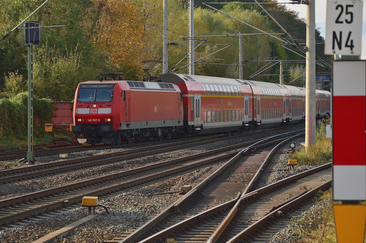 RE1-Zug bei der Einfahrt in Langerwehe, gezogen von der 146 007-0 am Sonntag den 26.10.2014