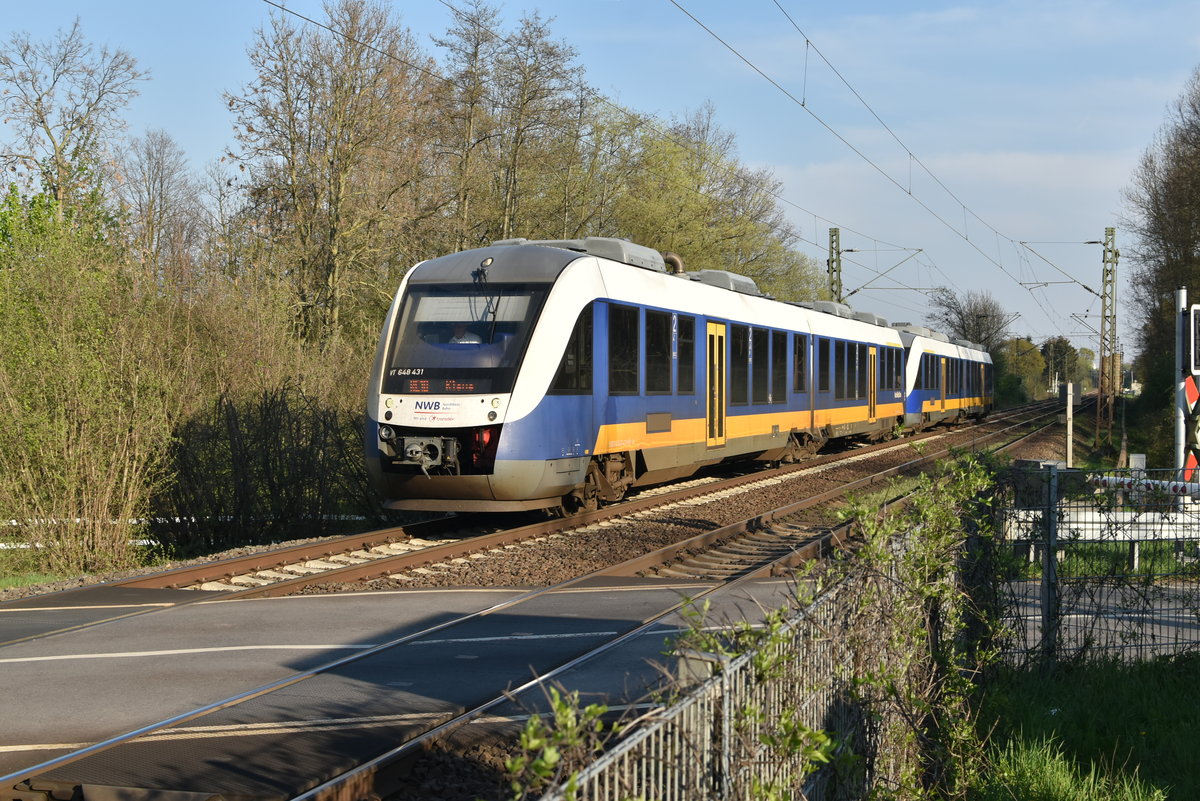 RE10 nach Kleve, an dessen Spitze der NWB-Triebwagen VT648 431 bei Tilmeshof am Bü vor meine Linse geriet. 10.4.2019