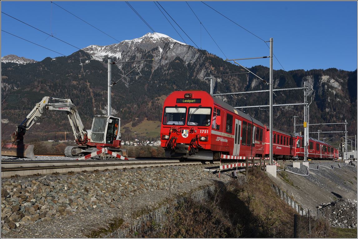 RE1040 aus Davos mit führendem Steuerwagen 1751 auf dem neuen Doppelspurabschnitt (im Bau) kurz vor Landquart. Im Hintergrund der Vilan 2376m. (06.12.2019)