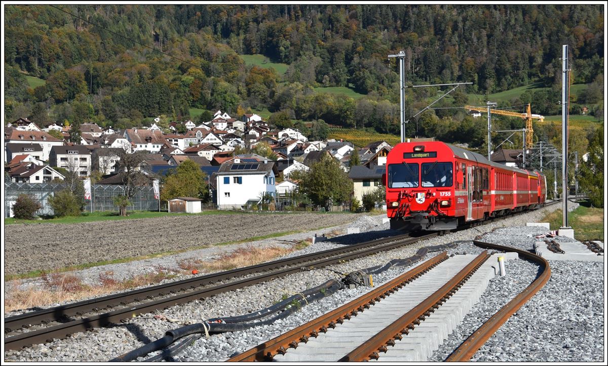 RE1040 aus Davos mit Steuerwagen 1755 bei Malans, wo die Gleislage für die neue Doppelspur angepasst wird. (23.10.2019)