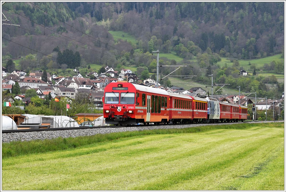 RE1040 mit Ge 4/4 III 649  Lavin  und Steuerwagen 1751 bei Malans. (25.04.2017)