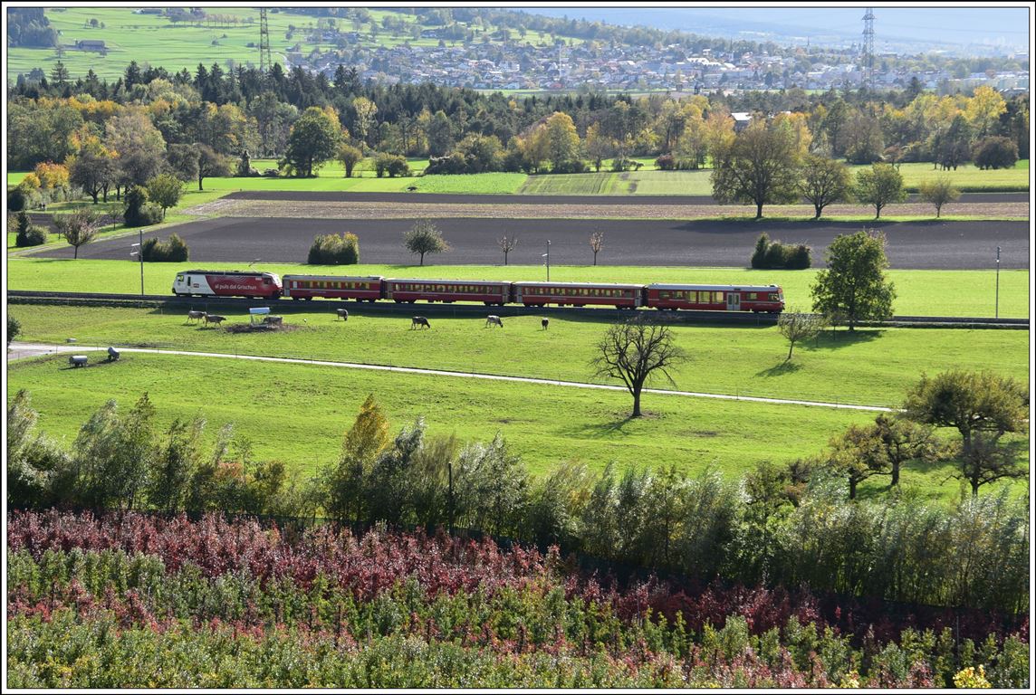 RE1040 nach Davos-Platz mit Ge 4/4 III 645  Tujetsch  zwischen Malans und der Klus. (23.10.2019)