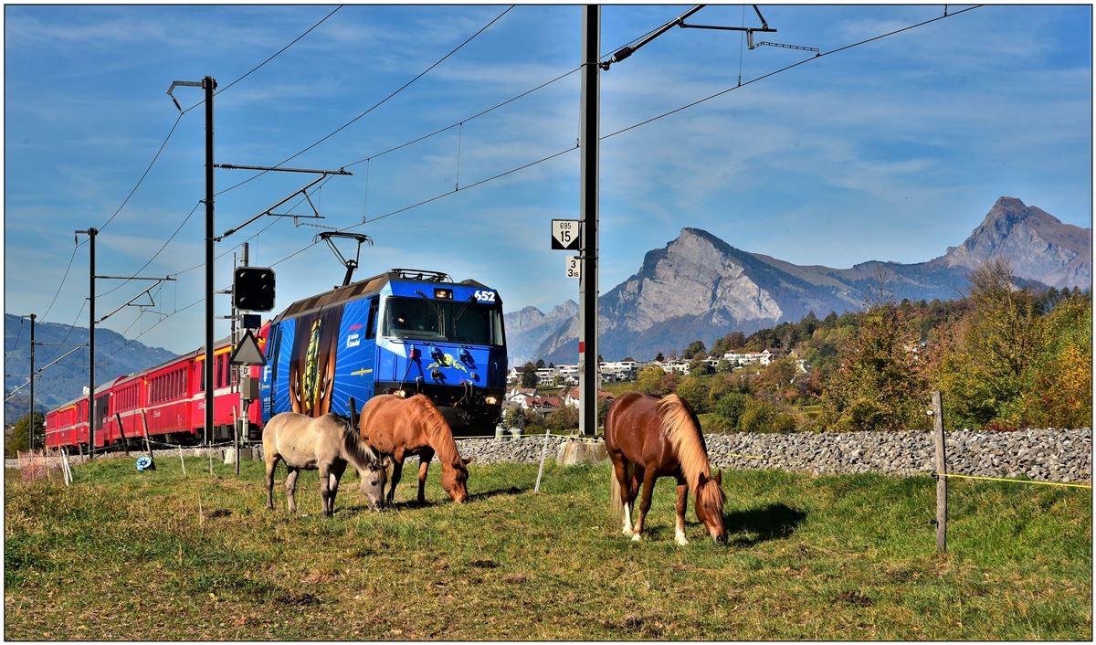RE1041 mit der Ge 4/4 III 652  Vaz/Obervaz Lenzerheide-Valbella  ist bei Malans auf dem Weg nach Davos Platz. Im Hintergrund sind der Gonzen und die Gauschla zu sehen. (25.10.2018)