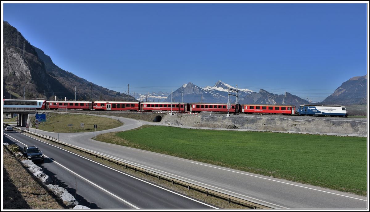 RE1045 nach Davos Platz mit der Ge 4/4 III 649  Lavin  verlässt Landquart. Im Hintergrund Gonzen 1830m, Gauschla 2310m und Regitzer Spitz 1135m. (18.03.2020)