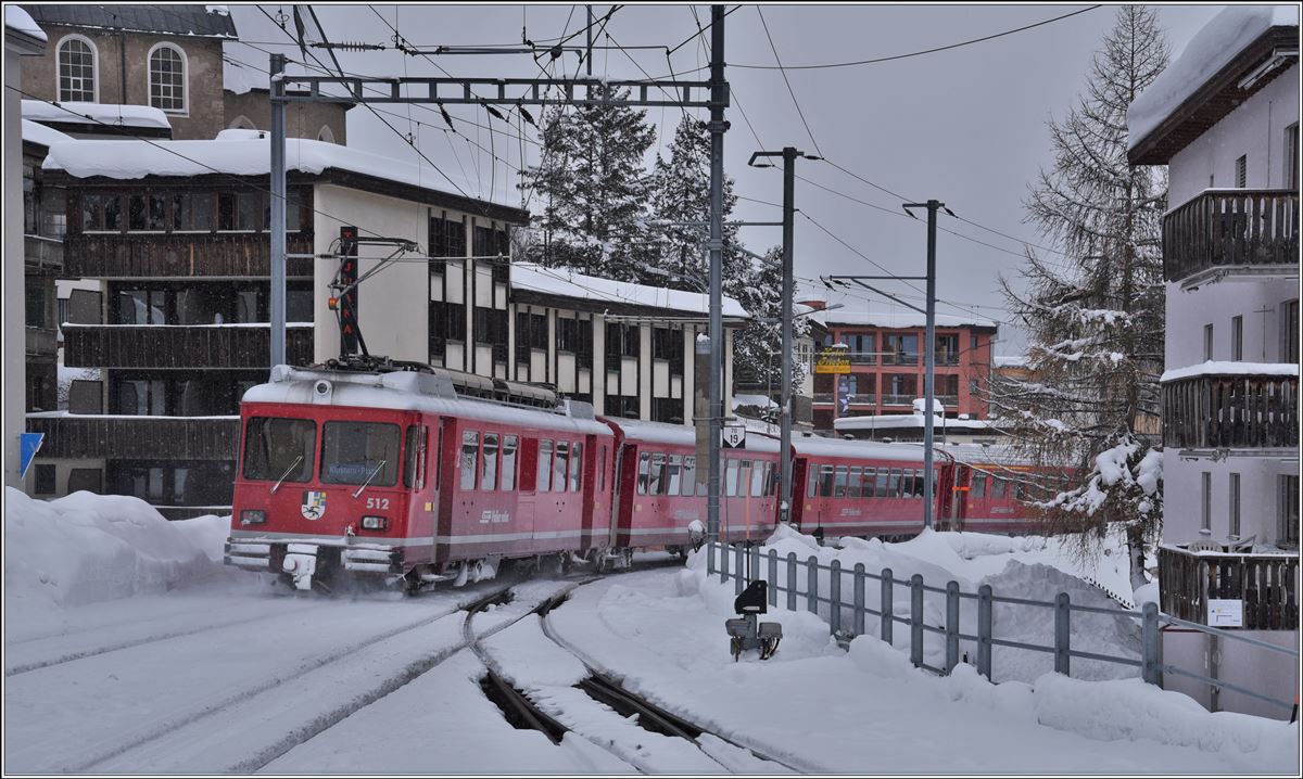 RE1046 von Davos Platz nach Klosters mit Vorortspendel Be 4/4 512 + 2B + ABt 1715 verlässt Davos Platz. (19.01.2018)