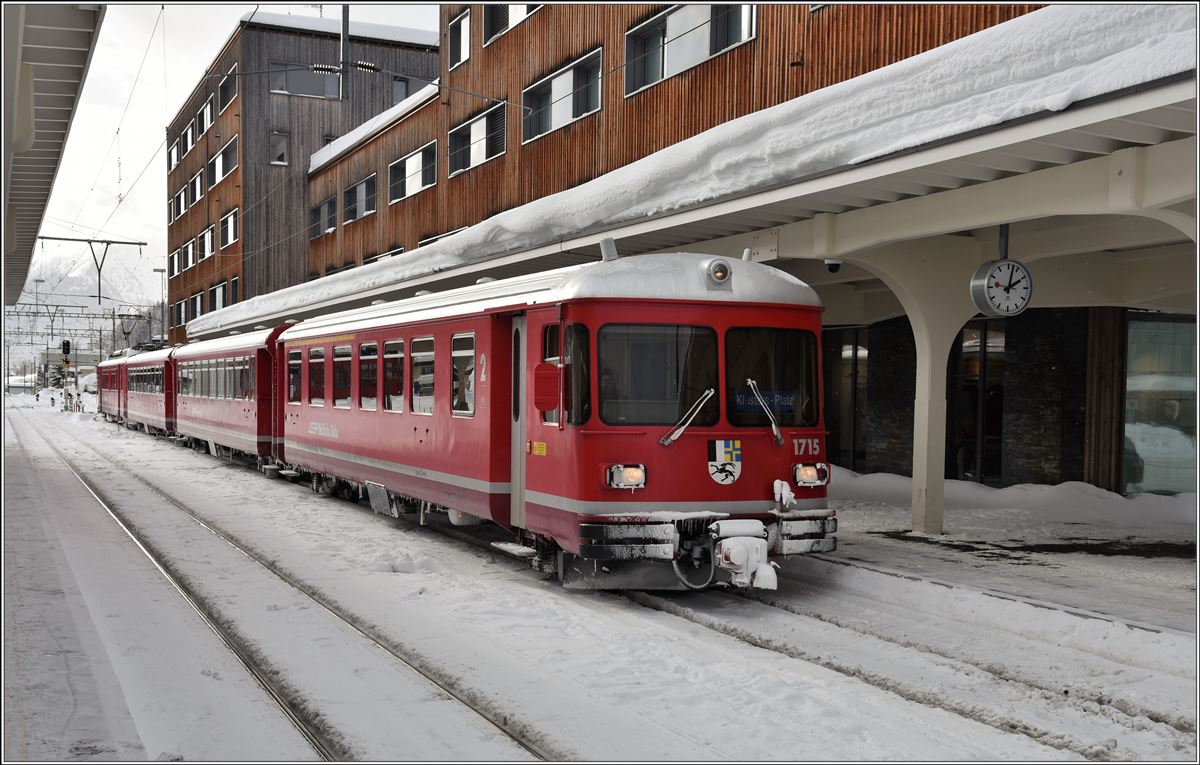 RE1046 mit Vorortszug Be 4/4 512 + 2B + ABt 1715 nach Klosters steht abfahrbereit in Davos Platz. (19.01.2018)