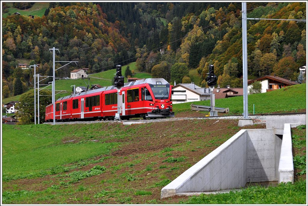 RE1049 nach Davos Platz mit ABe 8/12 3513 bei einer neuen Personenunterführung bei Klosters Dorf. (14.10.2014)