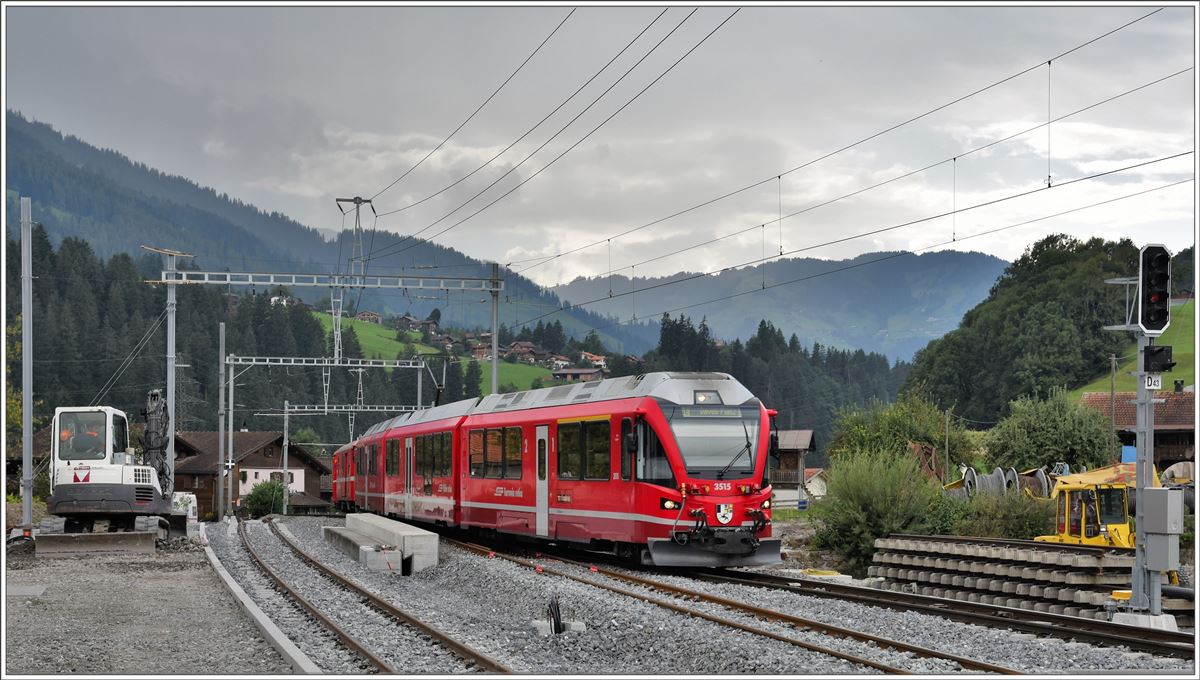 RE1057 mit ABe 8/12 3515 nach Davos Platz fährt in Küblis ein. Dem linken Gleis (Hausperron) fehlt noch die talseitige Weiche als Anschluss zur kurzen Doppelspur Richtung Fideris. (30.08.2016)