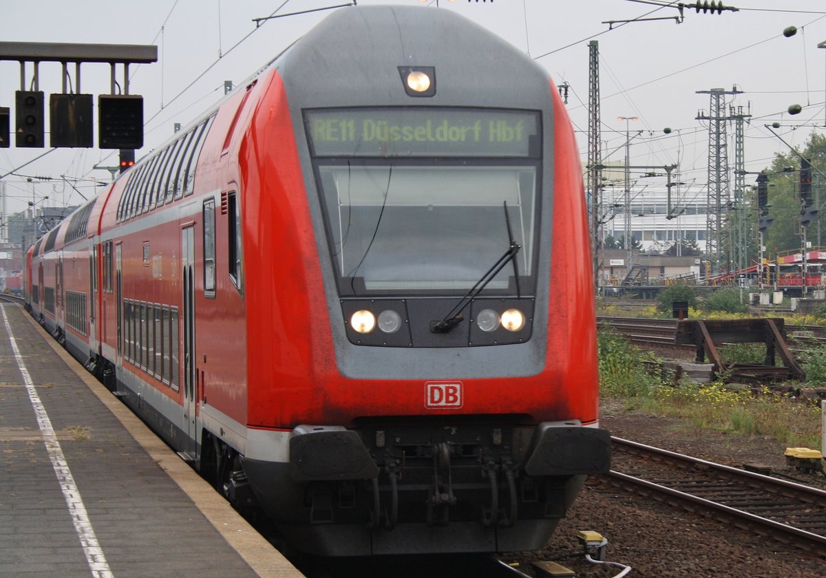 RE11 von Hamm (Westf.) Hauptbahnhof erreicht am 14.10.2010 geschoben von 112 156-5 den Düsseldorfer Hauptbahnhof.