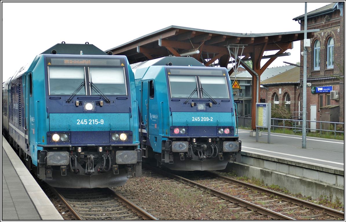 RE11008 mit 245 209-2 nach Hamburg und 245 215-9 nach Westerland in Niebüll. (21.05.2019)