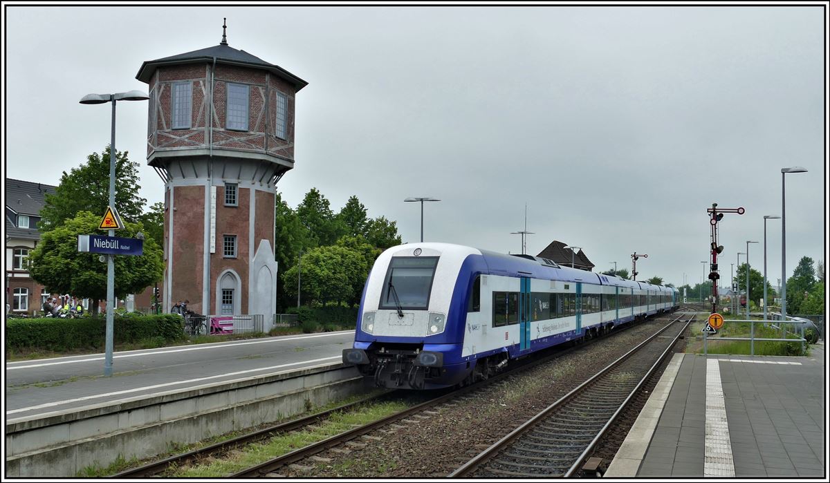 RE11008 von Westerland nach Hamburg in Niebüll. (21.05.2019)