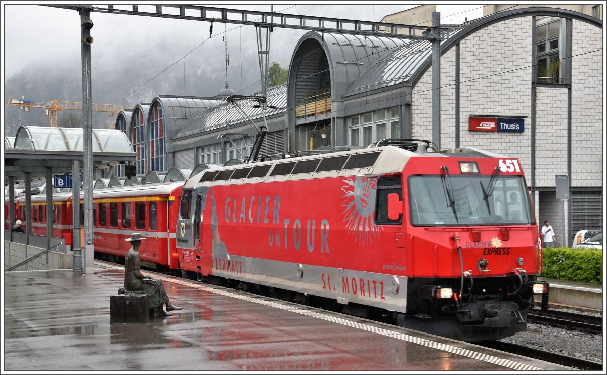 RE1120 mit der Ge 4/4 III 651  Fideris  in Thusis. (27.04.2017)