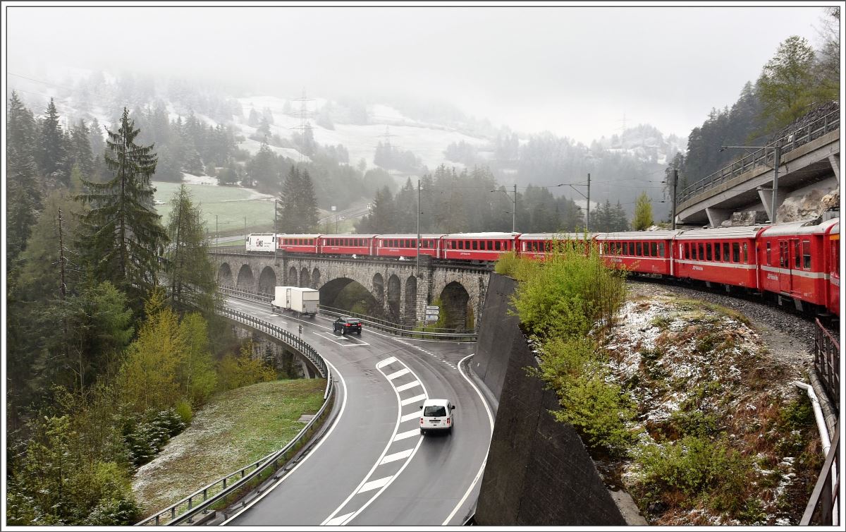 RE1121 mit der Ge 4/4 III 641  Maienfeld  auf dem Soliser Viadukt und nahe an der Schneegrenze. (27.04.2017)
