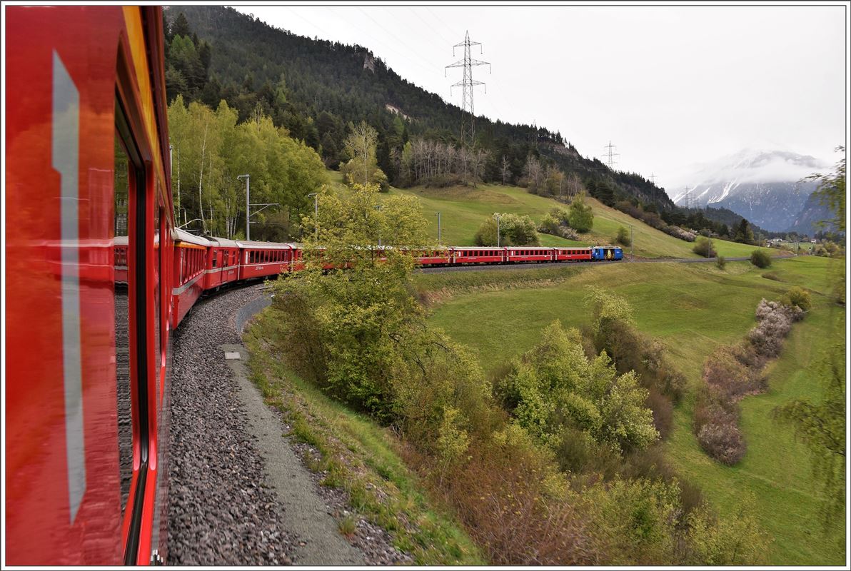 RE1121 mit Ge 4/4 III 652  Vaz/Obervaz Lenzerheide-Valbella  zwischen Tiefencastel und Surava. (04.05.2017)
