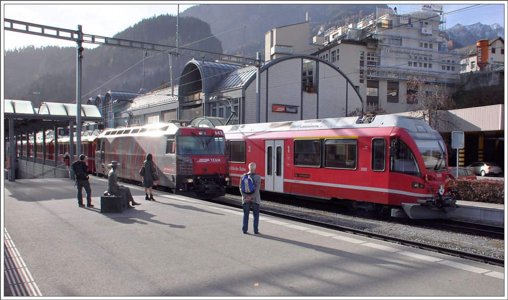 RE1128 mit Ge 4/4 III 642  Breil/Brigels  und S21556 mit Allegra 3101 kreuzen uns in Thusis, wo echte und falsche Passagiere auf den Zug warten. (16.11.2015)