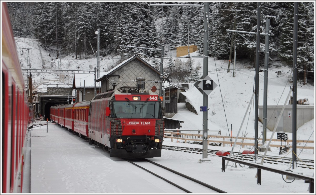 RE1128 mit Ge 4/4 III 642  Breil/Brigels  in Preda. (28.11.2015)