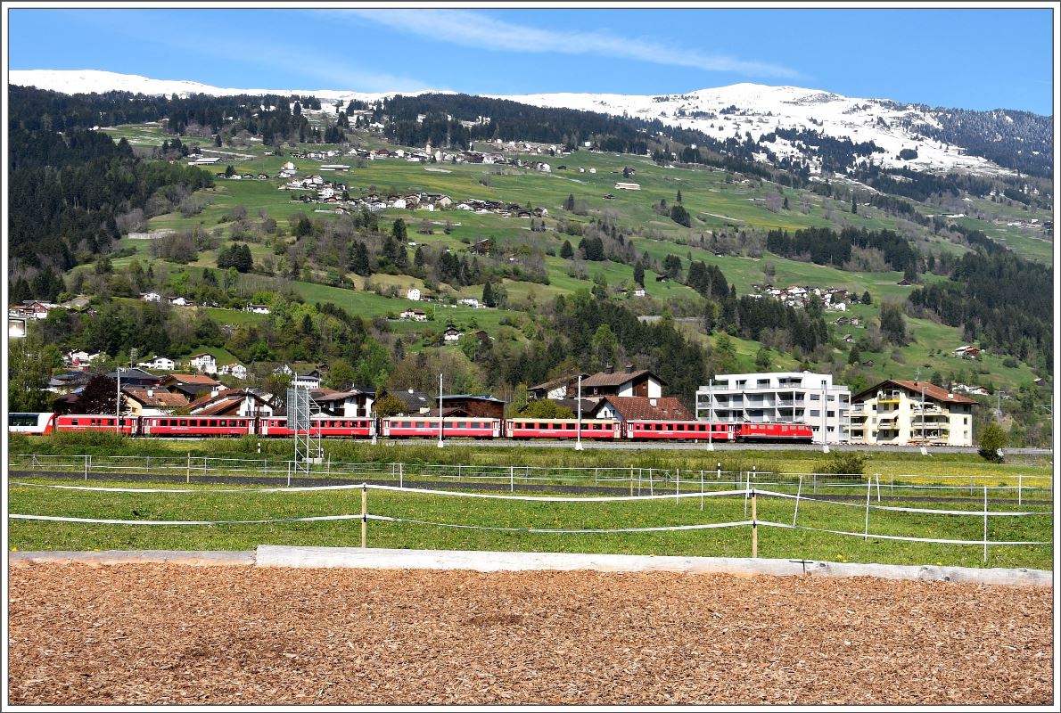 RE1128/GEX903 mit einer Ge 6/6 auf dem Weg nach Chur bei Cazis. (30.04.2017)