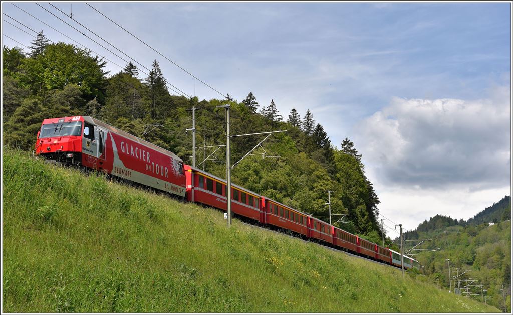 RE1128/GEX903 mitGe 4/4 III 651  Fideris  kurz vor Reichenau-Tamins. (18.05.2016)