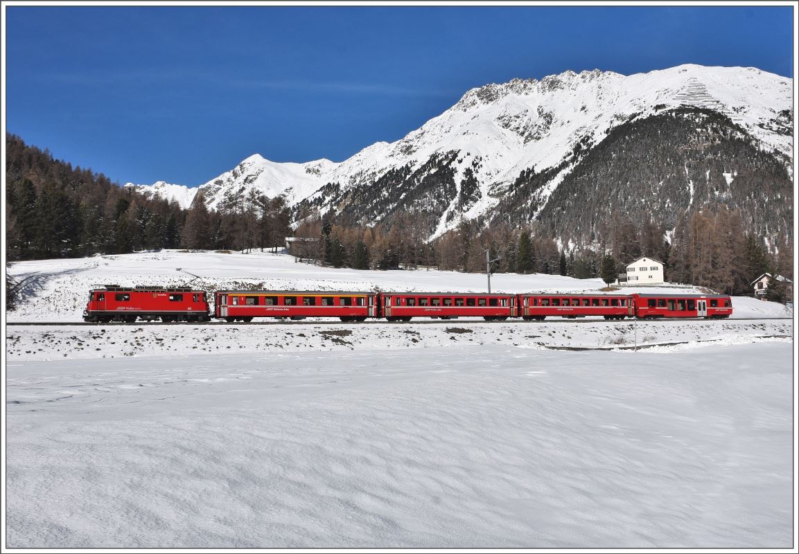 RE1129 mit Ge 4/4 II 613  Domat/Ems  zwischen Bever und Samedan. (15.11.2017)