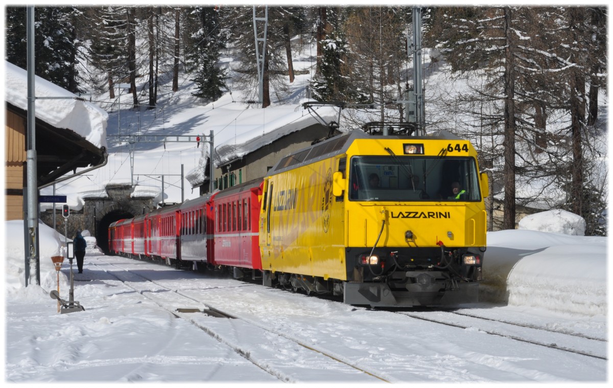 RE1129 mit Ge 4/4 III 644  Savognin  verlässt den Albulatunnel in Spinas. (22.02.2014)
