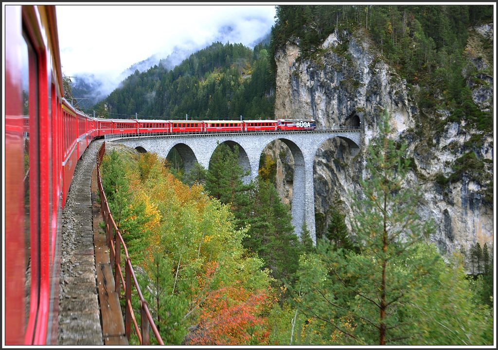 RE1129 mit der Ge 4/4 III 646  Sta.Maria/Val Müstair  und 12 Wagen auf dem Landwasserviadukt bei Filisur. (07.10.2015)