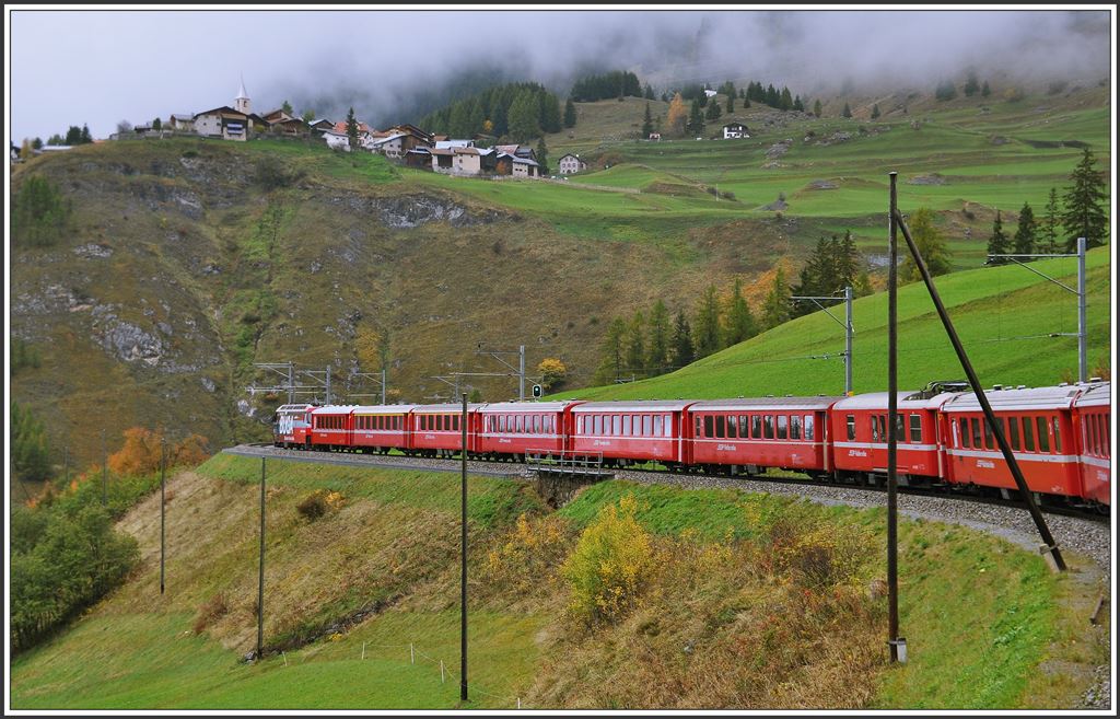 RE1129 mit Ge 4/4 III 646  Sta.Maria/Val Müstair  oberhalb von Bergün mit dem Dorf Latsch im Hintergrund. (07.10.2015)